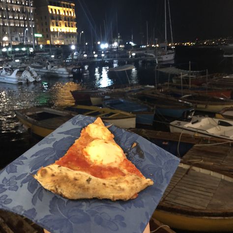 Spicchio di pizza, pizza napoletana, pizza margherita, porto di Napoli, foto scattata a Napoli un sabato sera Napoletana Pizza, Pizza Margherita, Pizza Pizza, Pizza, Instagram, Pizzas, Porto