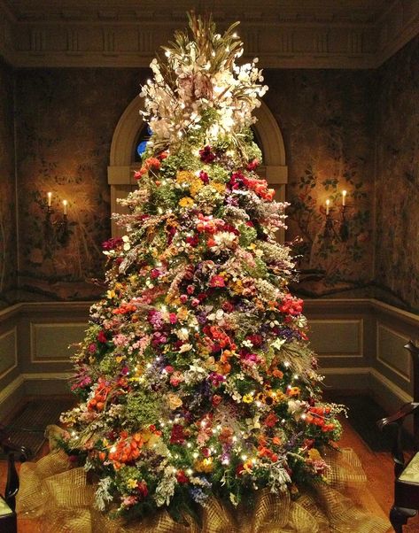 Winterthur's famous dried flower Christmas tree (2) | Flickr Dried Flower Christmas Tree, Creative Christmas Tree Ideas, Dried Flower Christmas, Flower Christmas Tree, Diy Christmas Trees, Natural Holiday Decor, Christmas Tree Flowers, Floral Christmas Tree, Christmas Tree Inspo