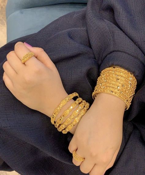 Dubai Gold Bangles, Dubai Gold Jewelry, Unique Gold Jewelry Designs, New Gold Jewellery Designs, Fancy Jewelry Necklace, Gold Jewellry, Gold Aesthetic, Gold Bride Jewelry, Bangles Jewelry Designs