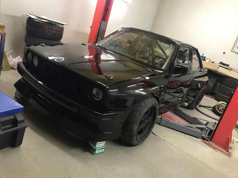 Drift BMW E30 with a 7.4 L LSx V8 Bmw E30 Drift, E30 Drift, Bmw X5 Sport, Blacked Out Cars, E36 Coupe, Bmw M Series, Bmw E24, Touring Car Racing, Wide Body Kits