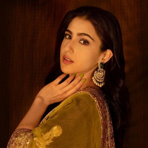 Salwar Kurti, Satin Kurta, Indian Sari Dress, Photography Posing Guide, Sara Ali Khan, Simple Pakistani Dresses, Celebrity Trends, Ali Khan, Bollywood Girls