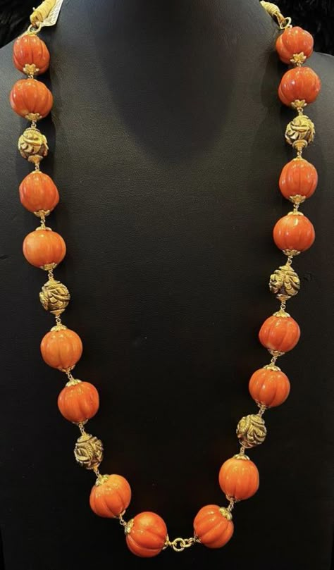 Big Coral Beads Necklace, Beads Chain Designs, Coral Mala, Gold Beads Chain, Red Pumpkin, Antique Necklace Gold, Coral Jewelry Set, Coral Jewellery, Chain Ideas