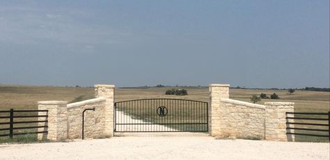 Driveway Fence Ideas Entrance, Gate Landscaping, Farm Gates Entrance, Ranch Fence, Ranch Entrance, Entrance Gates Driveway, Property Gates, Driveway Fence, Driveway Entrance Landscaping