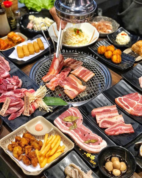 Korean Samgyupsal Aesthetic, Samgyupsal Photography, Korean Bbq Photography, Kbbq Korean Aesthetic, Waikiki Aesthetic, Korean Samgyupsal, Korean Bbq Aesthetic, Korean Restaurant Food, Korean Restaurant Aesthetic