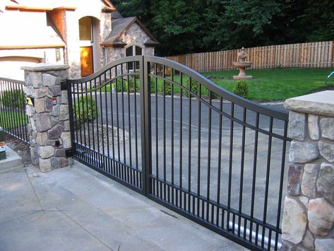 Driveway Gates - Austin - by VIKING FENCE CO | Houzz Modern Iron Gate Designs, Rod Iron Fences, Wrought Iron Fence Panels, Iron Fence Panels, House Front Gate, Gate Pictures, Wooden Gates Driveway, Custom Driveway, Yard Gate