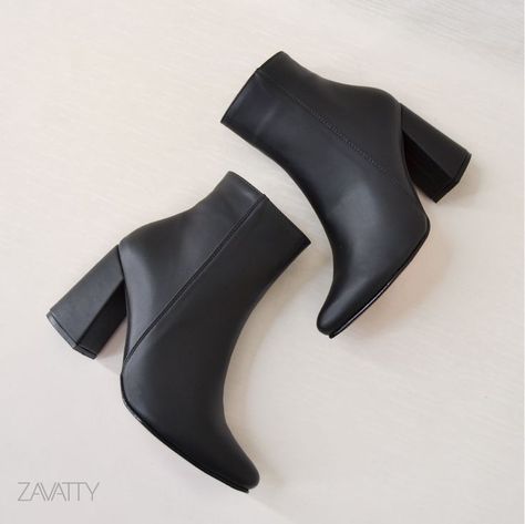 Botines negros con tacón, clásicos para toda ocasión Dr Shoes, Shoes Heels Classy, Shoes Outfit Fashion, Ladies Sandals, Heels Classy, Fancy Shoes, Girly Shoes, Aesthetic Shoes, Elegant Shoes