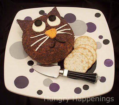 Black Cat Cheese Ball - Hungry Happenings Halloween Halloween Edible Crafts, Halloween Themed Appetizers, Cupcake Cheesecake, Cat Themed Parties, Recetas Halloween, Edible Crafts, Halloween Appetizers, Cheese Ball Recipes, Party Appetizer