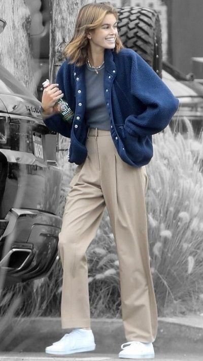 Vintage Outfit Inspiration, Kaia Gerber Style, Walking Down The Street, Vintage Outfit, Blue Cardigan, 가을 패션, Looks Style, Mode Inspiration, Fall Winter Outfits