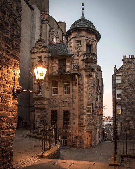 View of Edinburgh on Instagram: “The strikingly beautiful Lady Stairs House (more commonly known today as The Writer’s Museum) is one of the finest hidden gems of the Old…” Tall Buildings, England And Scotland, Edinburgh Scotland, Old Stone, Scotland Travel, Beautiful Architecture, Beautiful Buildings, European Travel, Pretty Places