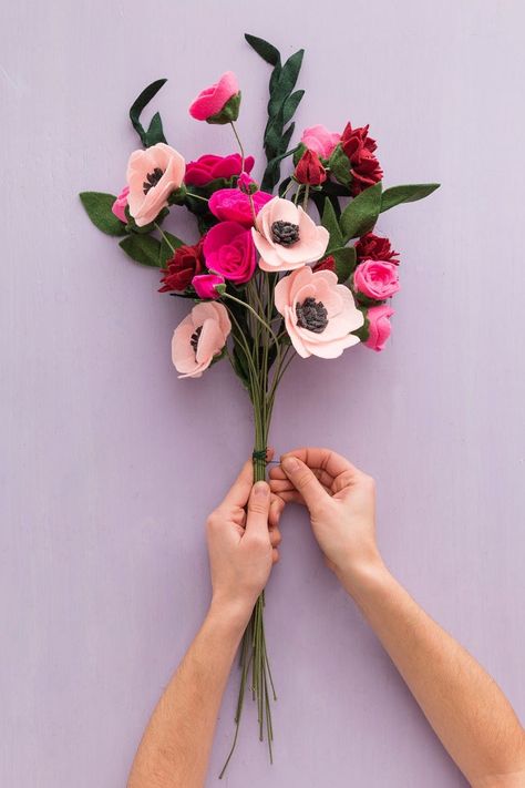 Felt Centerpiece, Felt Bouquet, Felt Flower Tutorial, Felt Flower Bouquet, Felt Flower Wreaths, Felt Flowers Diy, Diy Flores, Felt Roses, Felt Wreath