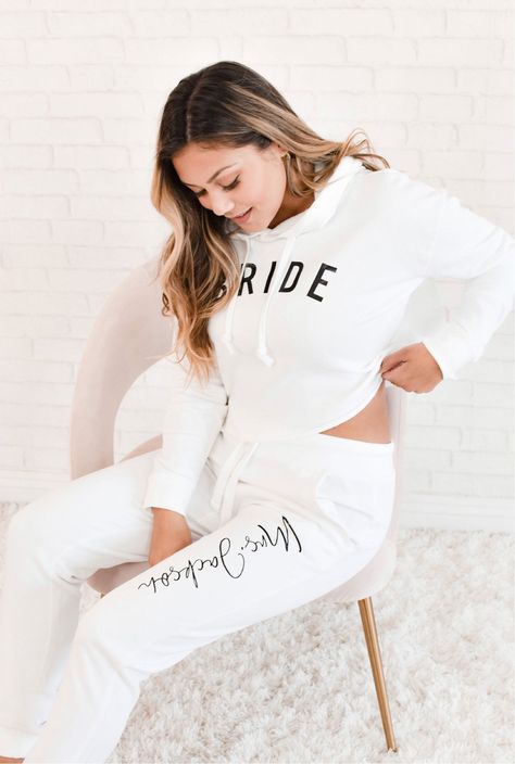 Bride Sweats, Gifts For Bride To Be, Personalized Bride Robe, Mrs Gifts, White Jogger Pants, Engagement Gifts For Bride, Winter Wedding Planning, Gifts For Bride, Capsule Closet