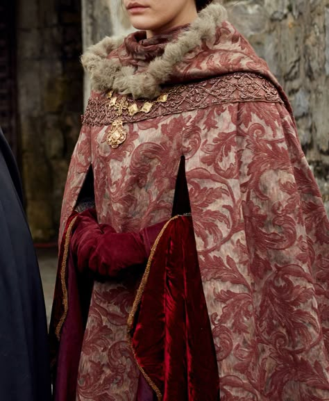 Lannister Clothes, Medieval Clothing Royal, Lannister Dress, Lannister Fashion, Rhaenyra Targaryen Aesthetic, Asoiaf Fashion, Lannister Aesthetic, Got Targaryen, Dragon Fire