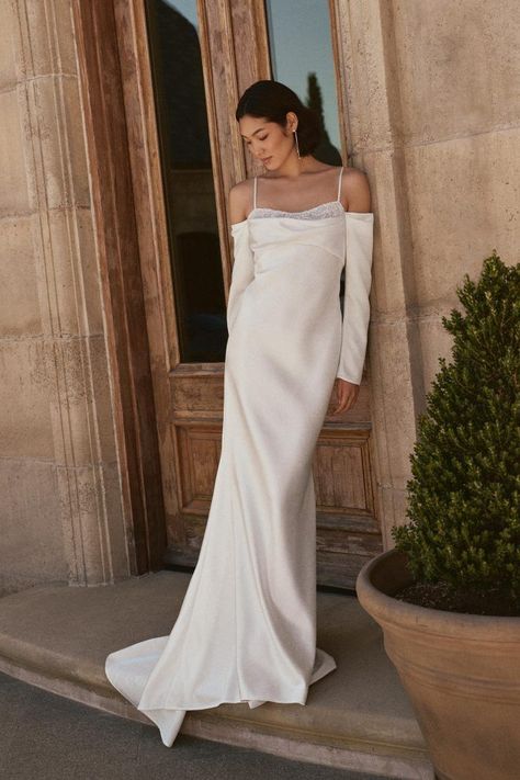 Besa Georgia Dress | Check out our round-up of 27 of the most gorgeous fall wedding dresses! Simple Midi Wedding Dress, Cinderella Ballgown, Long Sleeve Wedding Dress Vintage, Italian Wedding Dress, Vintage Italian Wedding, Ethereal Gown, Minimalist Gown, Cozy Wedding, Minimal Wedding Dress