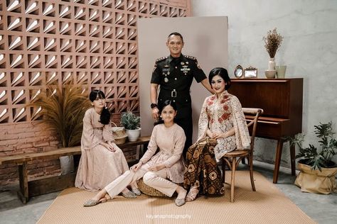 Ruangan Studio, Group Pose, Family Potrait, Studio Photoshoot Ideas, Group Poses, Studio Photoshoot, Family Posing, Family Portrait, Photoshoot Ideas