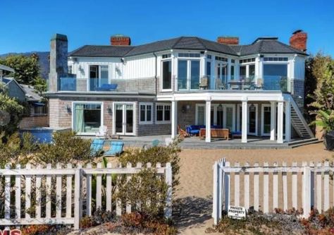 Reese Witherspoon’s Gorgeous Big Little LiesMansion In Malibu Is Available To RentThe luxurious Cape Cod-style home features seven bedrooms and eight bathrooms. Beachfront Mansion, Malibu House, Malibu Mansion, Malibu Beach House, Cape Cod Style House, Viking Appliances, Malibu Beach, Big Little Lies, Malibu Beaches