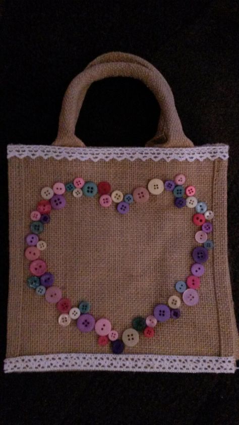 Diy Fabric Purses, Jute Bags Design, Canvas Bag Diy, Sac Tote Bag, Paper Bag Design, Handmade Fabric Bags, Simple Hand Embroidery Patterns, Bff Gifts Diy, Bridal Gift Wrapping Ideas