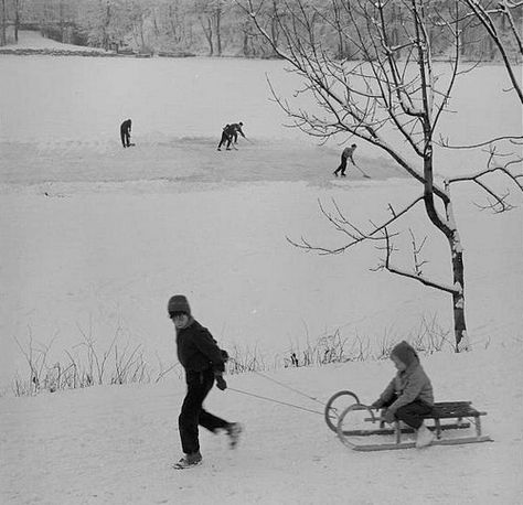 Christmas Photo Aesthetic, Playing In The Snow Aesthetic, Old Christmas Photos, Winter Aesthetic Nails, Dinner Recipes Winter, Aesthetic Wallpaper Winter, Kids Playing In Snow, Winter Aesthetic Cozy, Winter Aesthetic Outfit