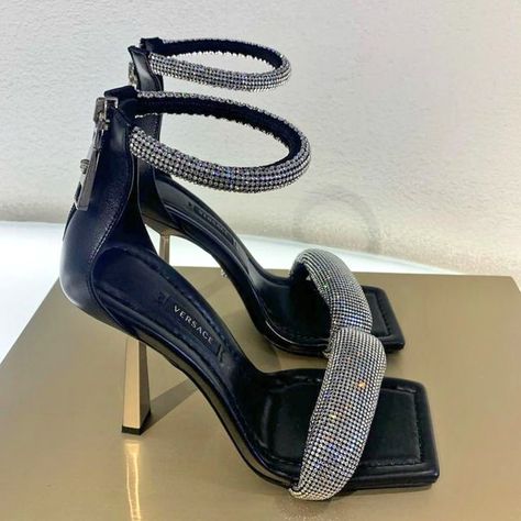 𝐳𝐞𝐲𝐧𝐞𝐩 on Twitter: "versace artifact sandals… " Versace Heels, Dr Shoes, Classy Shoes, Fancy Shoes, Shoe Inspo, Fashion Heels, Carrie Bradshaw, Dream Shoes, Shoe Obsession