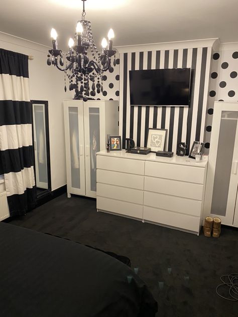 Black And White Dressing Room Ideas, Black And White Dressing Room, Black White Room, Black And White Teenage Girl Bedroom, Glam Bedroom Decor Pink Black And White, Black Sliver Pink Bedroom, Salon Suite Decor, Monochrome Bedroom, Paris Bedroom