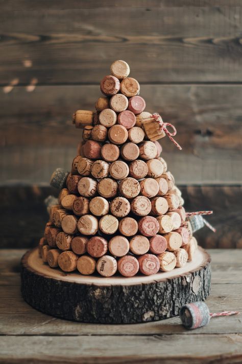 How to Make Wine Cork Christmas Trees for Holiday Decor Wine Cork Christmas Trees, Dried Orange Ornaments, How To Make Wine, Wine Cork Christmas, Easy Diy Christmas Decorations, Rustic Christmas Tree Decor, Wine Cork Christmas Tree, Cork Christmas, Orange Ornaments