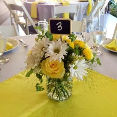 Yellow Roses Centerpieces, Yellow Flower Centerpieces, Roses Centerpieces, Daisy Centerpieces, Yellow Flower Arrangements, Yellow Centerpieces, Yellow Wedding Theme, 50th Wedding Anniversary Party, Low Centerpieces