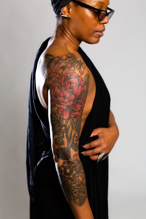 Bold 19 Color Tattoo Ideas for Black Skin: Celebrating Diversity and Vibrancy Brown Skin Tattoo, Half Back Tattoos Women, Floral Tatoos, Black People Tattoos, Dark Skin Tattoo, Color Tattoo Ideas, Flower Shoulder Tattoo, Botanical Tattoos, Peony Tattoo