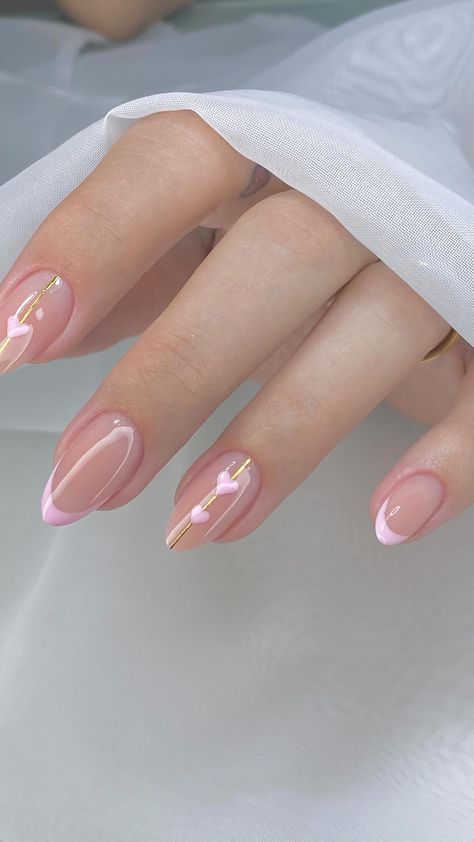 Simple Nail Art Designs For Short Nails, Uñas Delicadas Y Sencillas, Elegant Nails Short, Short Elegant Nails, Cute Gold Nails, Nail Art Simple Elegant Classy, Simple Elegant Nail Designs, Nails Elegant Classy, Simple Design Nails