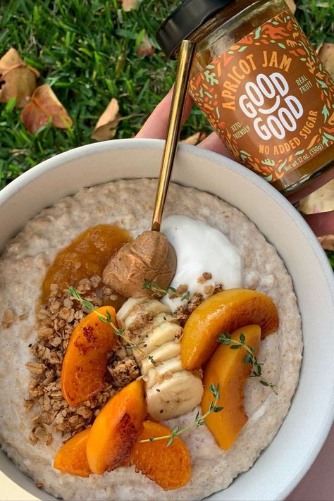 Bowl of oatmeal topped with peaches, bananas, peanut butter, and jam. Food Breakfast Aesthetic, Apricot Oatmeal, Chia Granola, Healthy Protein Desserts, Oats Milk, Sliced Banana, Breakfast Aesthetic, Yummy Healthy Breakfast, High Protein Meal Prep