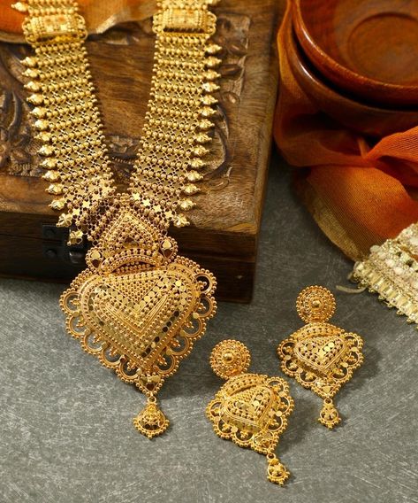 "Portfolio" album of Jewelry salons Manubhai Jewellers in Mumbai Manubhai Jewellers, Gold Bridal Necklace, Bridal Jewels, New Gold Jewellery Designs, Gold Mangalsutra Designs, Gold Necklace Indian Bridal Jewelry, Gold Bridal Jewellery Sets, Bridal Jewelry Collection, Gold Wedding Jewelry