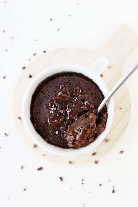 Best, easy vegan chocolate mug cake recipe made in the microwave or oven. Gluten free, oil free, no egg, dairy free and refined sugar free chocolate cake with oat flour for a quick healthy dessert / snack idea ready in just 1 minute! You only need 5 ingredients to make this simple, fluffy, gooey flourless microwave cake! #glutenfree #oatflour #vegan #mugcake #microwavemugcake #chocolate cake# healthydessert #vegandessert #healthysnackideas #veganchocolatecake #oilfree #refinedsugarfree #... Vegan Mugcake, Mug Cake Gluten Free, Vegan Chocolate Mug Cake, Healthy Chocolate Mug Cake, Chocolate Mug Cake Recipe, Sugar Free Chocolate Cake, Vegan Lemon Bars, Vegan Mug Cakes, Homemade Chocolate Sauce