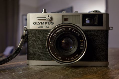 Olympus 35rc Olympus 35rc, Historical Illustration, Old Cameras, Classic Camera, Rangefinder Camera, Small Camera, Film Cameras, Vintage Camera, Fujifilm Instax Mini