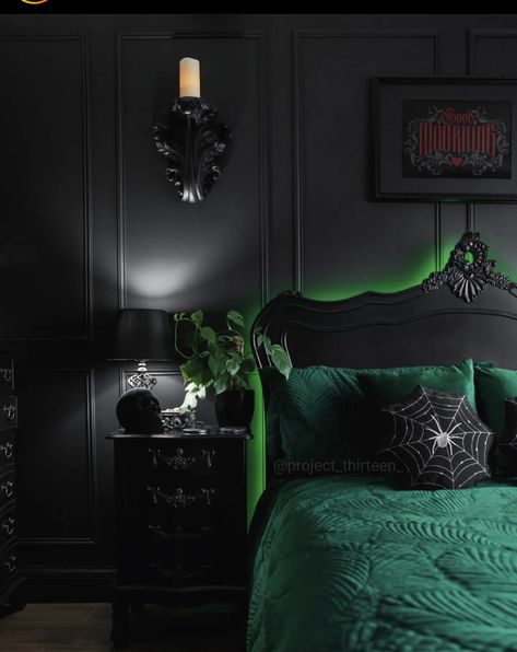 Green Gothic Bedroom, Aesthetic Dark Room, Dark Academia Bedroom Aesthetic, Academia Bedroom Aesthetic, Bedroom Dark Academia, Bedroom Goth, Goth Bedroom Aesthetic, Slytherin Bedroom, Academia Room Decor