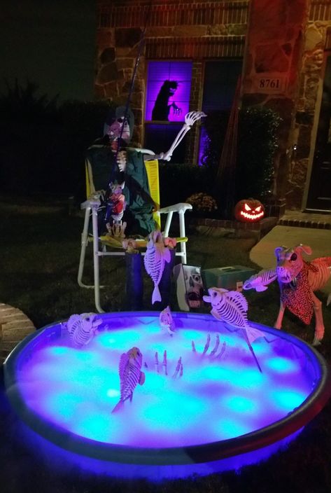 Halloween Halloween Decorations Outdoor Porch, Halloween Yard Displays, Easy Outdoor Halloween Decorations, Halloween Decorations To Make, Dekorasi Halloween, Halloween Camping, Halloween Diy Outdoor, Halloween Outside, Easy Diy Halloween Decorations