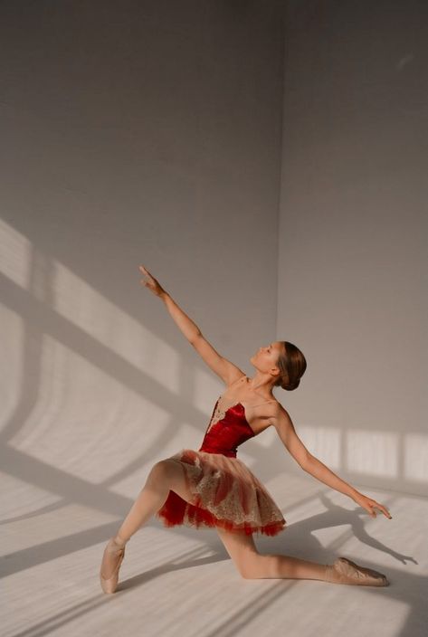 Ballet Sitting Pose, Ballet Floor Poses, Aesthetic Dance Pictures, Bailarina Aesthetic, Ballet Poses Photography, Ballet Piano, Ballet Dance Poses, Ballet Photography Poses, Ballet Pose