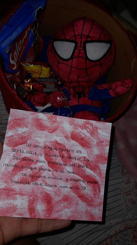 regalo de spiderman Spiderman Basket For Bf, Spiderman Valentine Box Ideas, Spiderman Gift Ideas, Spiderman Gifts, Boyfriend Gift Basket, Spiderman Theme, Vday Gifts, Diy Gift Set, Bf Gifts