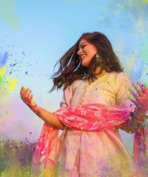 Holi Solo Poses, Holi Poses For Women, Holi Photoshoot Ideas For Women, Holi Shoot Photo Ideas, Holi Selfie Ideas, Holi Pics Photo Ideas, Holi Pose Ideas, Holi Fits, Holi Photo Ideas