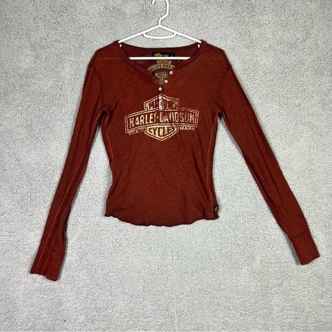 Harley Davidson Designed by Trunk LTD Vintage Women’s Top Y2K Size Small 2000 Long Sleeve Top, Harley Davidson Outfits Woman, 2006 Style, Harley Davidson Shirts Women, Harley Davidson Womens Clothing, Harley Davidson Shirts, Thrift List, Long Sleeve Shirt Outfits, Vintage Harley Davidson Shirt