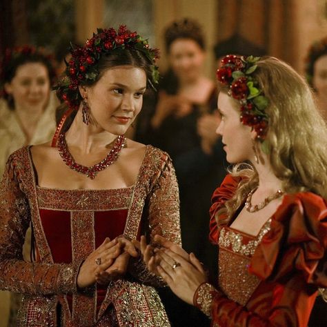 Joss Stone as Anne of Cleves, Tamzin Merchant as Katherine Howard Tamzin Merchant, Tudor Series, The Tudors Tv Show, Katherine Howard, Tudor Fashion, Tudor Costumes, Pretty Costume, Anne Of Cleves, Joss Stone