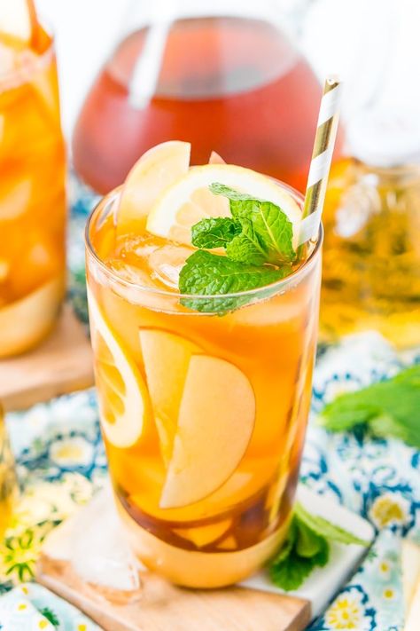 This Apple Iced Tea is made with freshly brewed black tea, sweet apple juice, fresh apple slices, and a squeeze of lemon for a refreshing summer drink that's easy to make. Apple Tea Recipe, Flavored Iced Tea, Homemade Ice Tea, Apple Cocktails, Apple Iced Tea, Fruit Tea Recipes, Healthy Iced Tea, Soul Recipes, Iced Tea Recipes Homemade