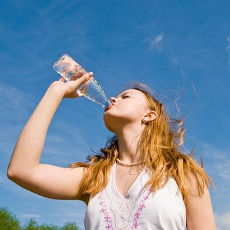 Thirst is a cue initiated by the body — prompting a person to drink liquids — usually to satiate a dry feeling in the throat or mouth. Sweating, urination and vomiting are among things that can cause you to eliminate more water and salt than you take in. This results in dehydration and thirst. Drinking … Swollen Belly, Ginger Water, Lose Pounds, Water Consumption, Organic Health, Healthy Eating Habits, 20 Pounds, Lose 20 Pounds, What Happens When You