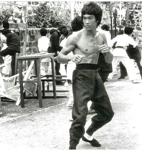 Sunday #brucelee #style #fight #fighter #master #martialarts #muscle #abs #training #fitness #actor #movie #hollywood #asian #dragon… Bruce Lee, A Man, Running