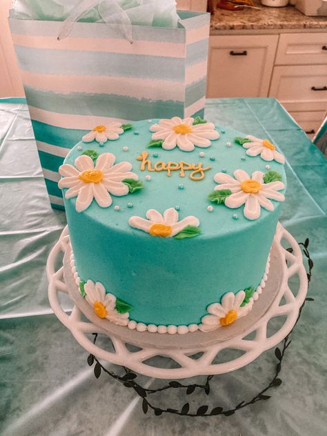 birthday cake with the word "happy" and daisy icing flowers Vsco Quotes, Minimalism Inspiration, Birthday 17, Nails Photography, Pool Cake, 2022 Quotes, 14th Birthday Cakes, 17 Birthday Cake, Disco Queen