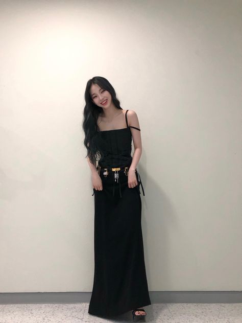 Wallpaper Dress, Karina Aespa, Full Dress, Blackpink Fashion, Ulzzang Girl, Black Outfit, How To Take Photos, K Pop, Kpop Girls