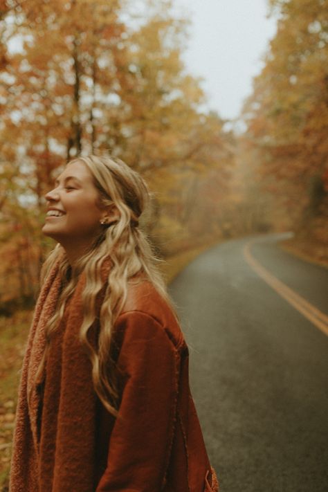 Female Fall Photoshoot Ideas, Fall Foliage Outfit, Fall Winter Senior Pictures, Fall College Senior Pictures, Single Fall Photoshoot Ideas, Photoshoot Ideas Outside Fall, Fall Road Photoshoot, Photography Poses Fall Senior Portraits, Rainy Fall Photoshoot