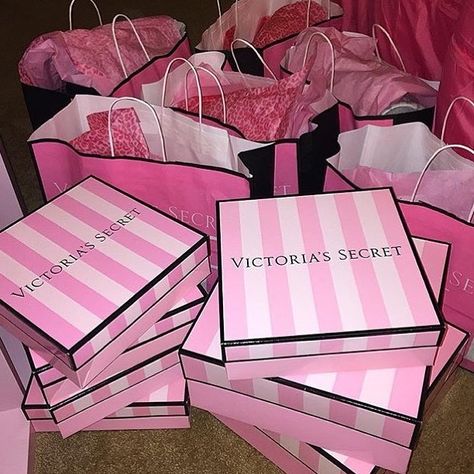 ♛ pinterest: @Princesslivy16 ♛ Profumo Victoria Secret, Victoria's Secret Aesthetic, Victoria's Secret Angel, Doutzen Kroes, Top Makeup Products, Pastel Pink Aesthetic, Pink Girly Things, Pink Vibes, Victoria Secret Angels