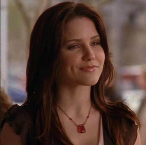 Brooke From One Tree Hill, One Tree Hill Makeup, Brooke Davis One Tree Hill Aesthetic, Brooke One Tree Hill Hair, Brooke Davis Hair Season 1, Brooke Character, Brook Davis Aesthetic, Brook Davis Hair, Brook One Tree Hill