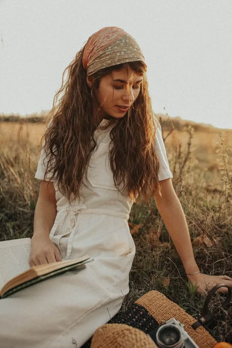 Vintage Lifestyle Photography, Country Side Outfit, Picnic Portrait, Summer Portrait Photography, Vintage Inspired Photoshoot, Fruit Photos, Inspiration Poses, Debut Photoshoot, Book Photos