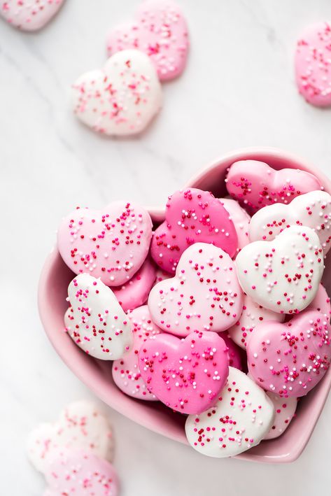 Cookies With Sprinkles, Circus Cookies, Kue Macaroon, Circus Animal Cookie, Valentines Day Food, Pink Foods, Valentine's Day Recipes, Animal Cookies, Heart Cookies