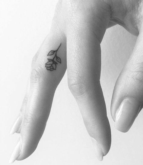 Tumblr Tattoo, Middle Finger Tattoos, Small Finger Tattoos, Tato Henna, Petit Tattoo, Finger Tattoo Designs, Black Rose Tattoos, Shape Tattoo, Muster Tattoos