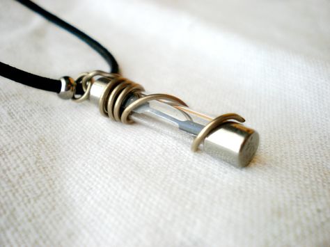 light bulb necklace - geek jewelry - bright idea Nerd Jewelry, Geeky Jewellery, Diy Steampunk, Geeky Art, Geek Jewelry, Steampunk Diy, Key Jewelry, Metal Jewelry, Etsy Account